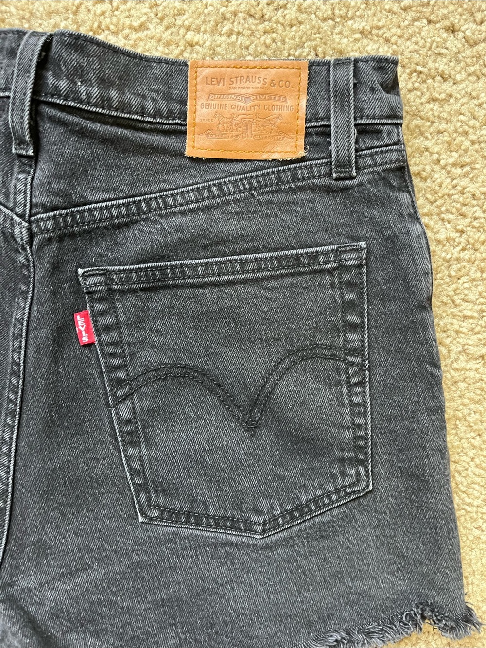 Levi’s Premium Ribcage black denim Jean shorts - Picture 3 of 12